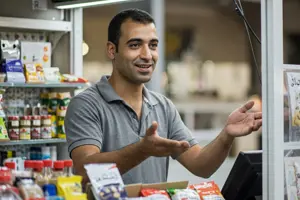        البائعون في الأكشاك والأسواق   